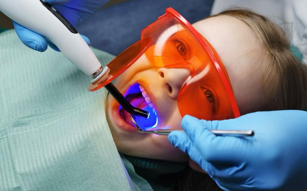 как пломбируют передние зубы